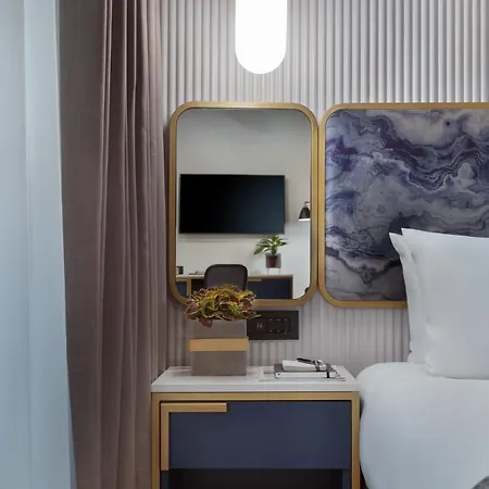 Hotel One One Two *