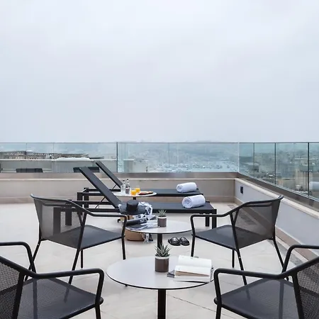 Hotel One One Two